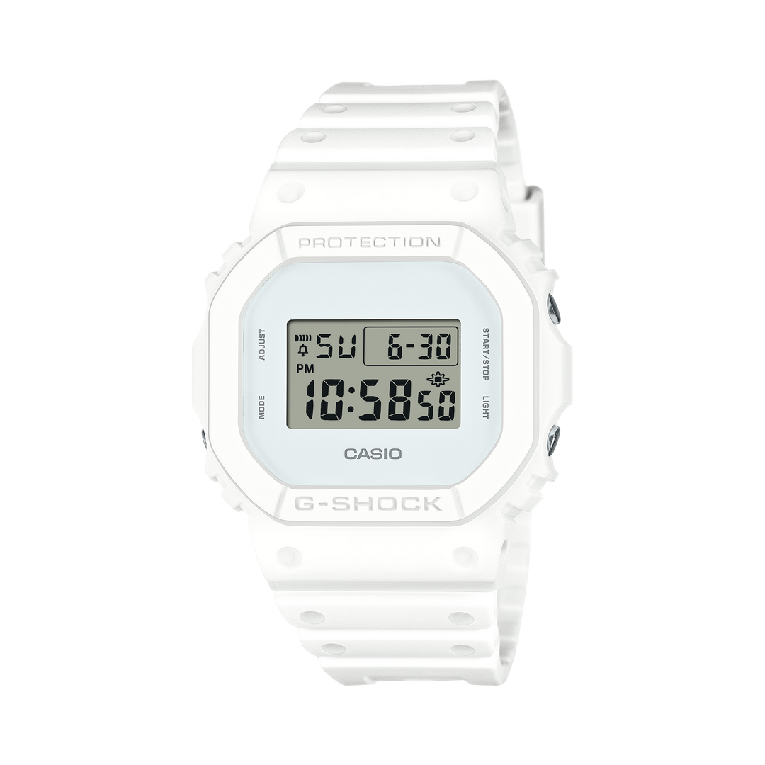 Casio DW-5600WW-7ER sur fond blanc