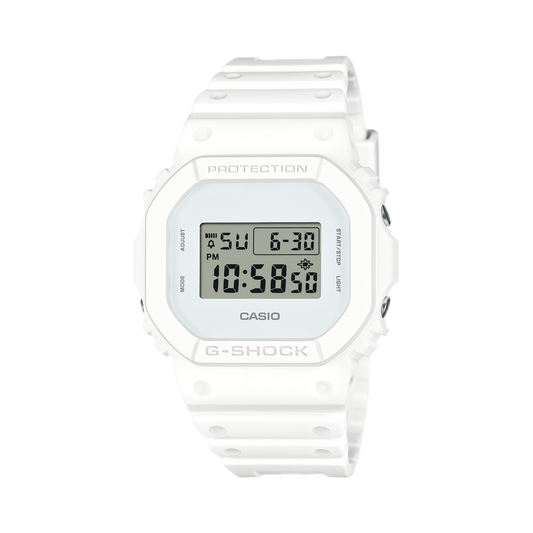 Casio DW-5600WW-7ER sur fond blanc