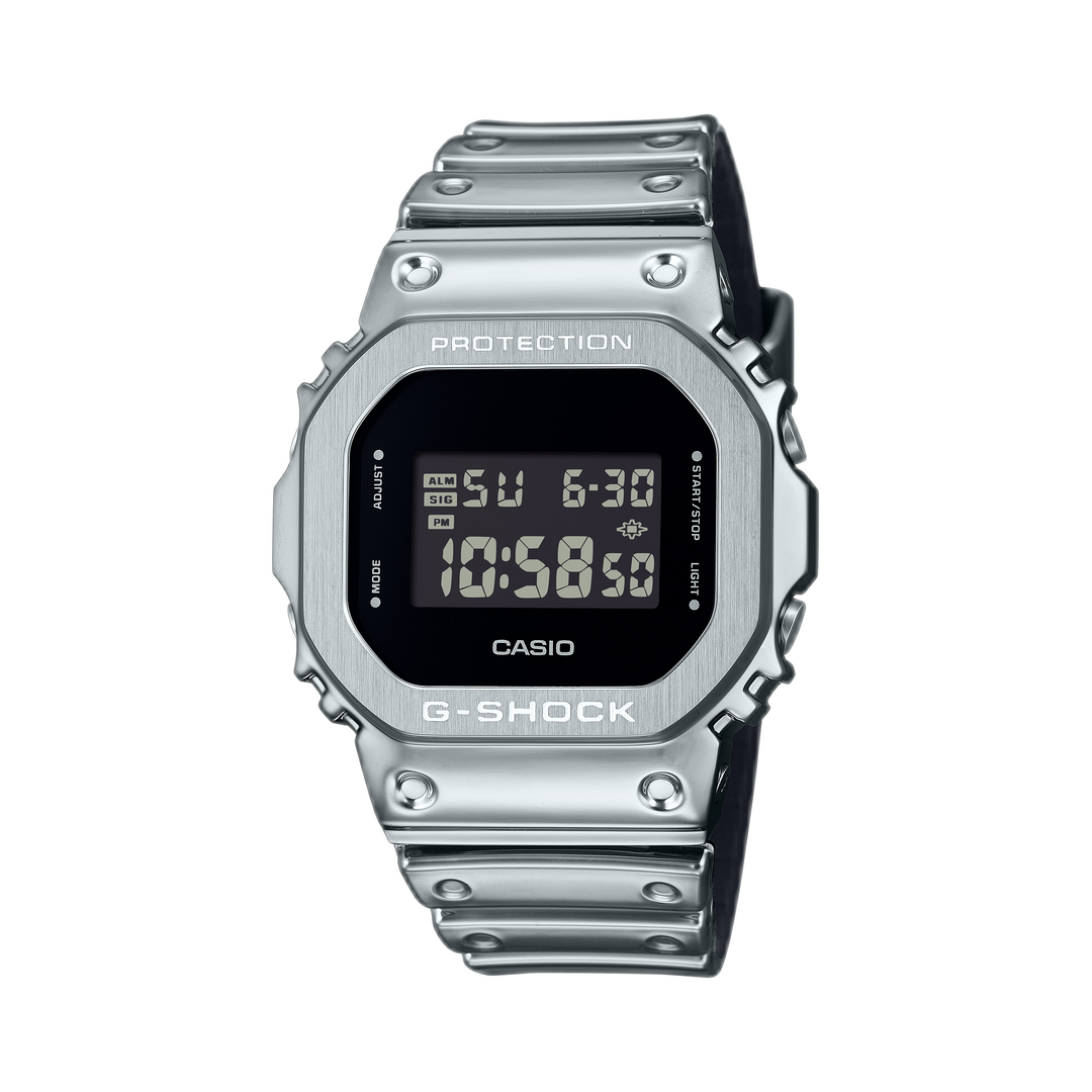 Casio GM-5600YM-8ER sur fond blanc