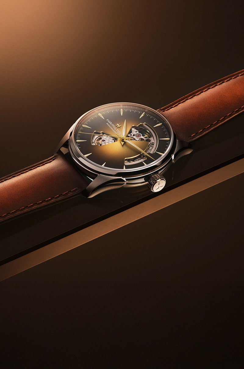 Hamilton Jazzmaster Open Heart sur fond brun