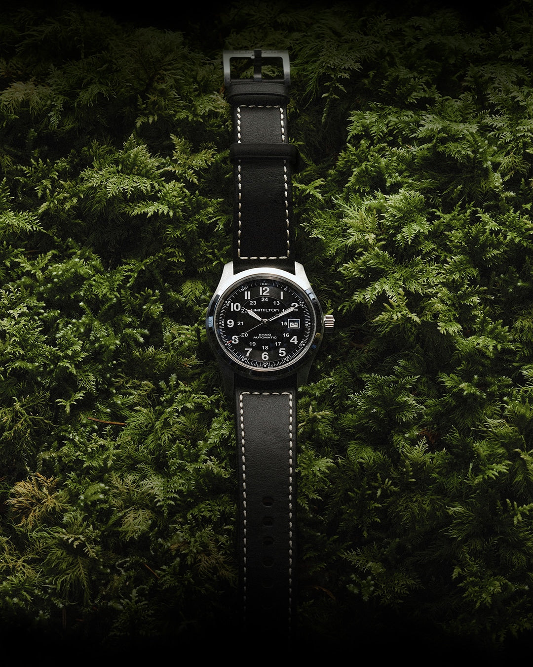 Hamilton Khaki Field Automatic sur un fond végétal