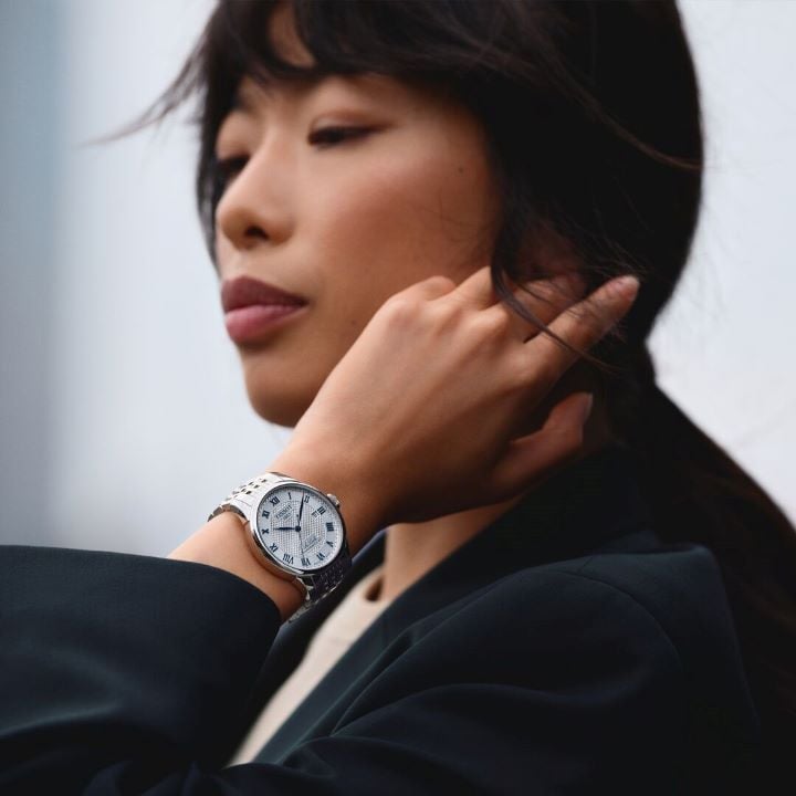 Modèle femme portant une montre Tissot Le Locle